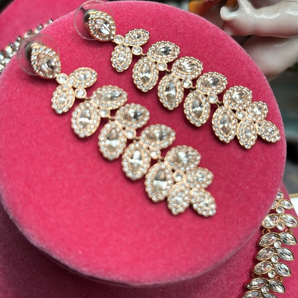 Swarovski Statement Necklace Diamonds with Gold Chain and Matching Earrings Set - Picture 13 of 16